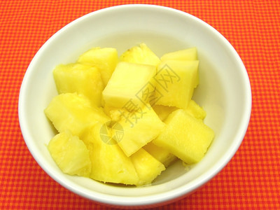 菠萝片在一碗白色的西瓜中图片