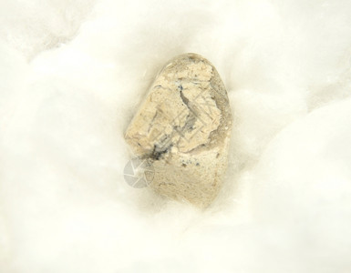 棉花上的麻黄矿物图片