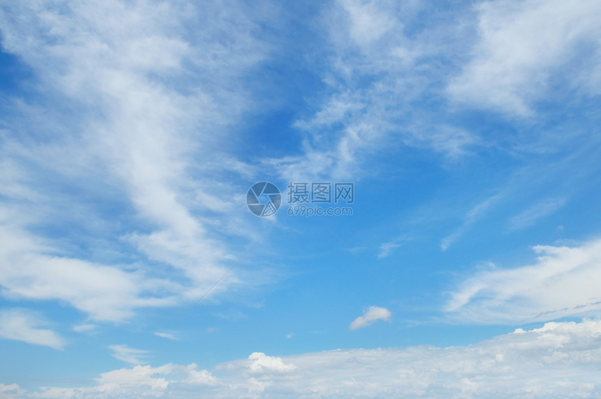 蓝色天空中飘的云彩图片
