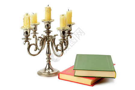 白背景孤立的烛台和书高清图片