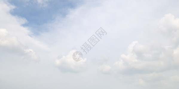 蓝色天空背景的白云图片