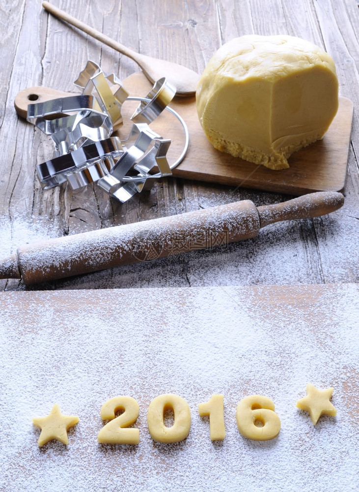 2016年厨房木制桌上自饼干图片