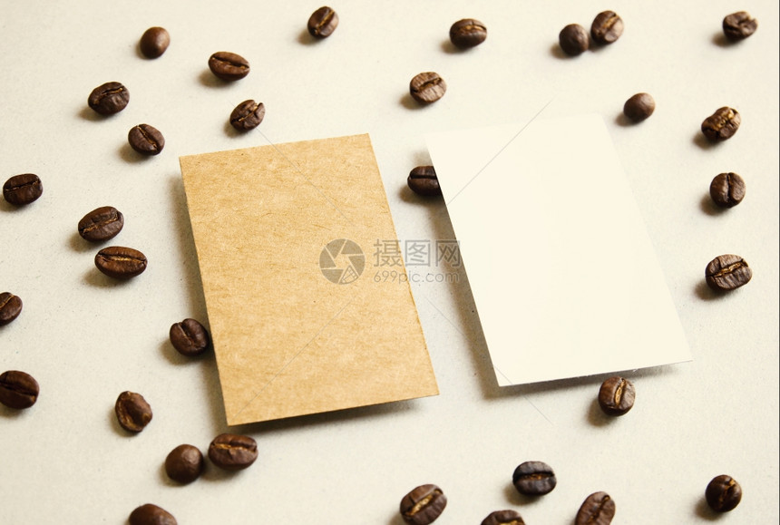 咖啡豆上的空白名卡具有反向过滤效果图片