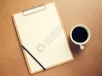 空白instagram模板剪贴板上的白皮书带有咖啡杯反向过滤效果背景