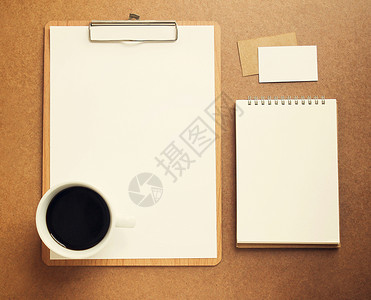 剪贴板和笔记本上的白皮书带有咖啡杯反向过滤效应背景图片