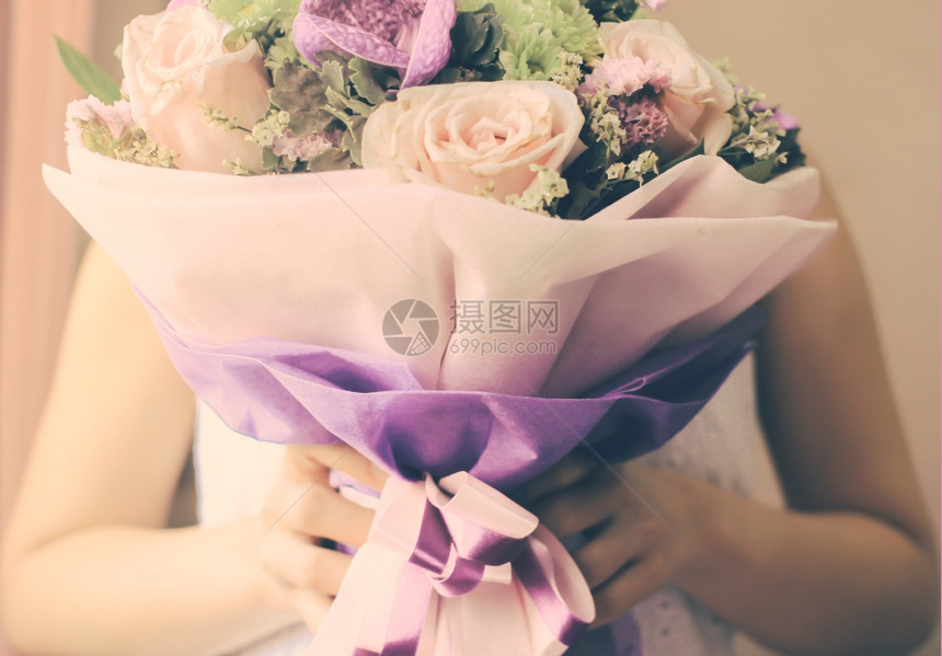 带花束的新娘或伴反向过滤效果图片