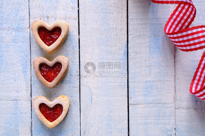 情人节日自制饼干放在木桌子上图片