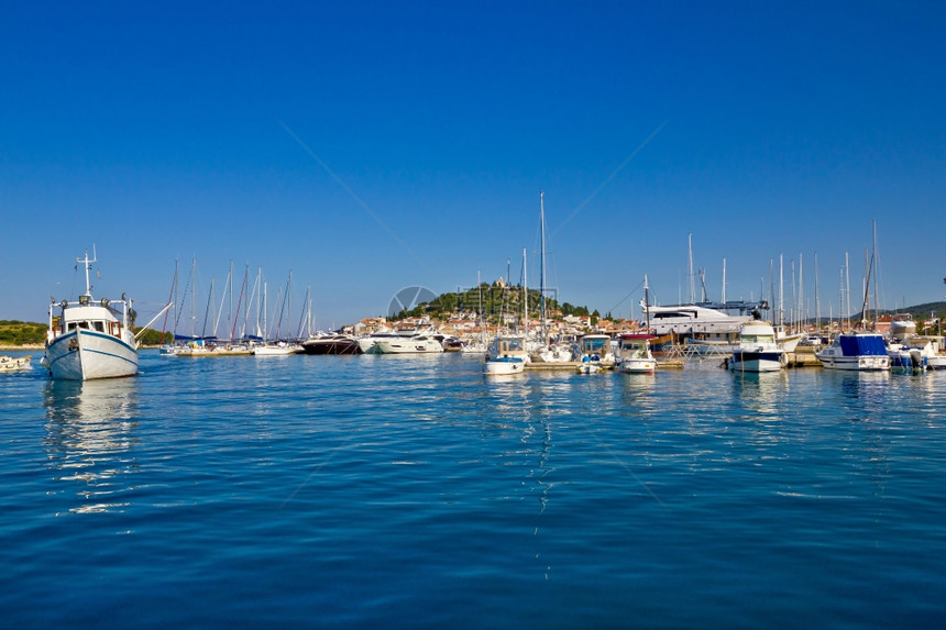 古老的亚得里半岛村庄血流成河蓝色夏季风景达马提亚croati图片