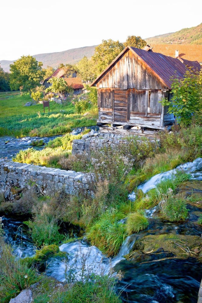 Croati地区IkGc河的泉水图片