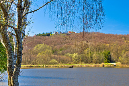 湖边的长河小屋在croati的cbrji湖高清图片