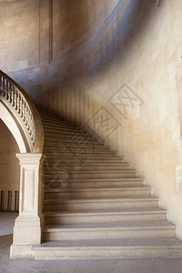 由纯白大理石制成的旧楼梯背景图片