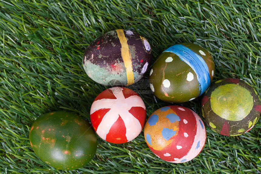 青草上快乐的东部鸡蛋组可以用作节的背景最佳色图片