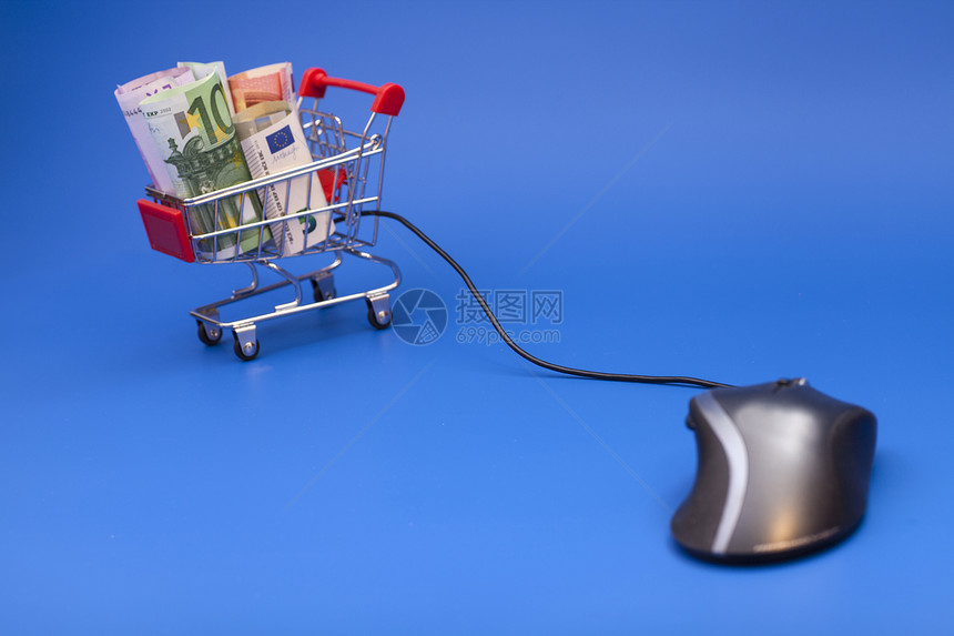 电子购物概念用欧元和计算机鼠标用蓝色背景孤立的计算机用欧元和购物车图片
