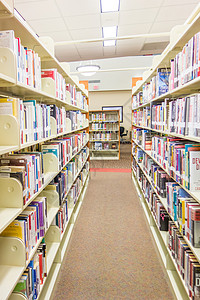 图书馆内的书架和学习区图片