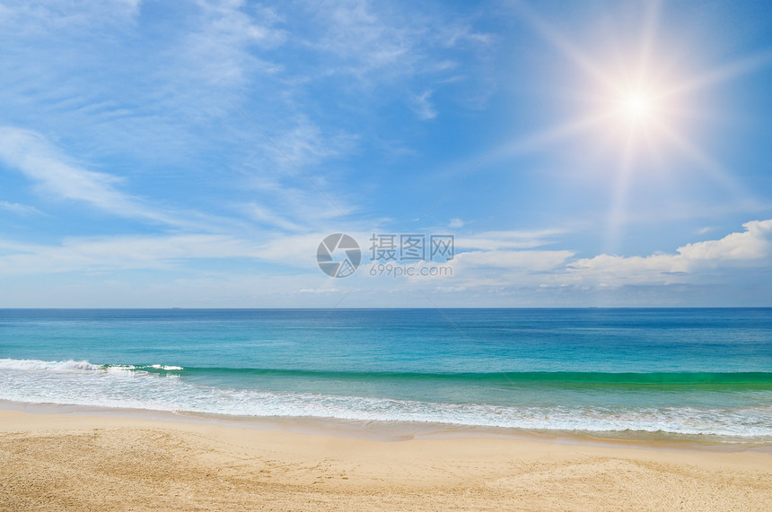 海洋沙滩和蓝天空图片