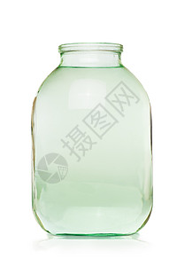 白色背景上装满纯水的玻璃罐背景图片