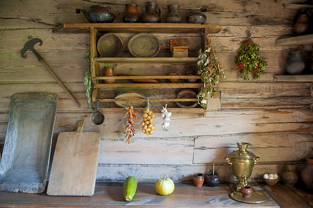 萨莫瓦尔厨房的在一个贫穷农民的房子里一个老俄罗斯风格的乡下人背景