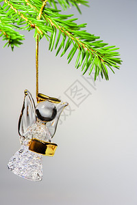玻璃天使挂在圣诞树上图片