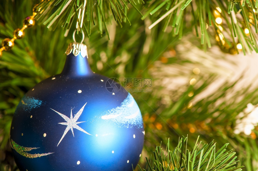 人造纤维树枝上的蓝色圣诞舞会图片