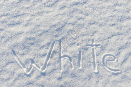 雪地上写着白字图片
