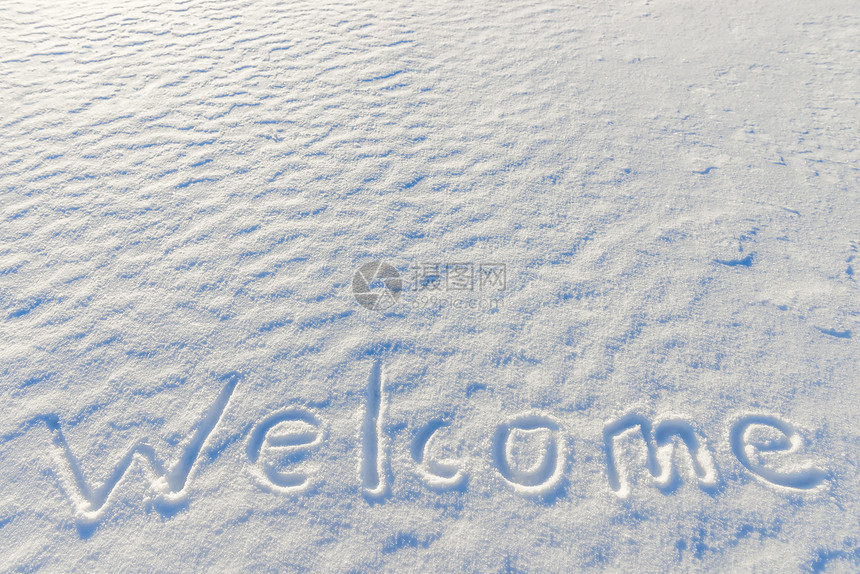 雪上写着欢迎词图片