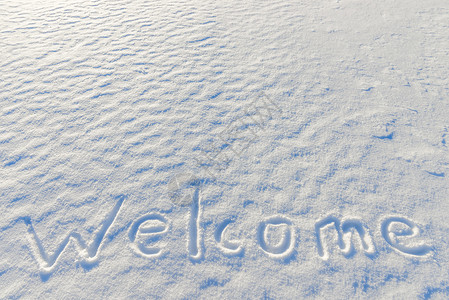 雪上写着欢迎词图片