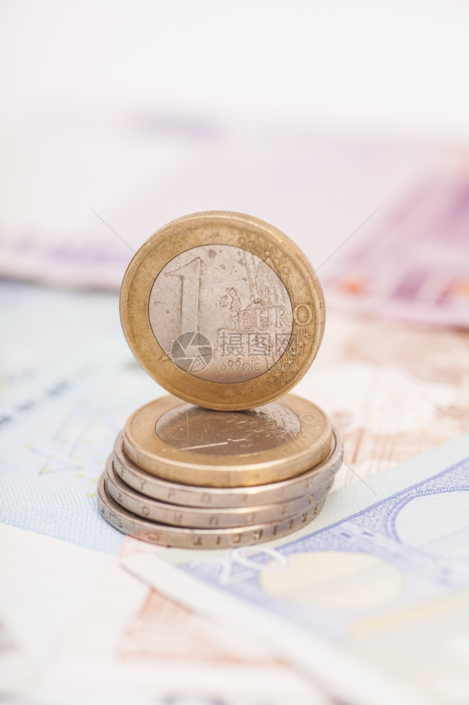 欧元硬币和钞票图片
