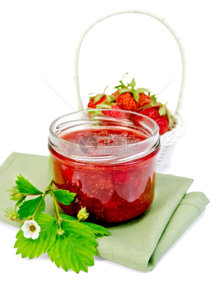 草莓果酱在玻璃罐里草莓在白色圆篮子里在白背景上隔绝的餐巾纸图片