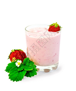 白底绝缘的玻璃奶昔浆果花朵和绿叶草莓图片