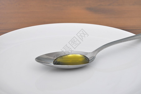 汤匙含橄榄油图片