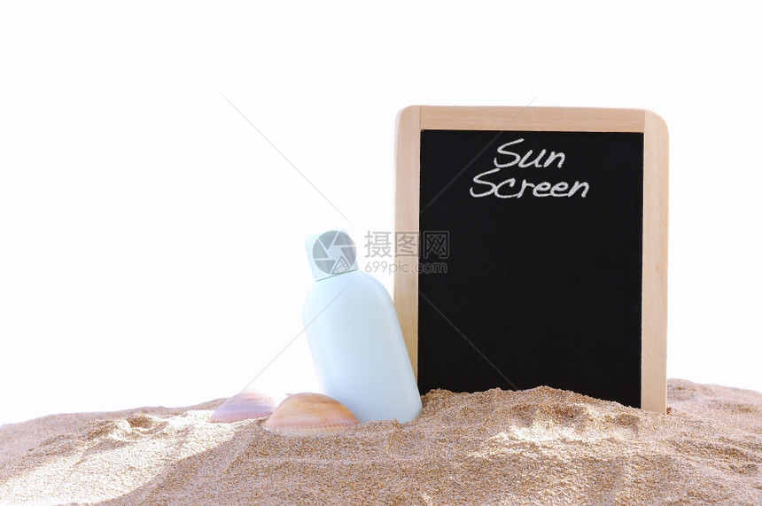 沙滩背景上的黑板和防晒霜图片