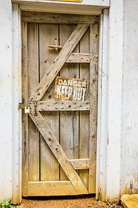 奥松板带有危险标志的旧木门背景