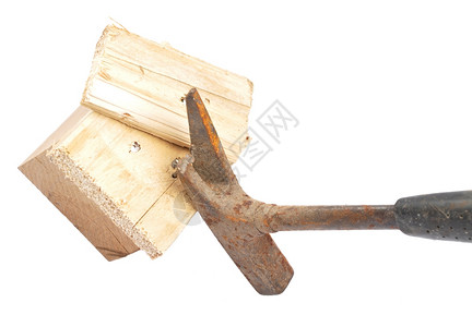 木头上的锤子图片
