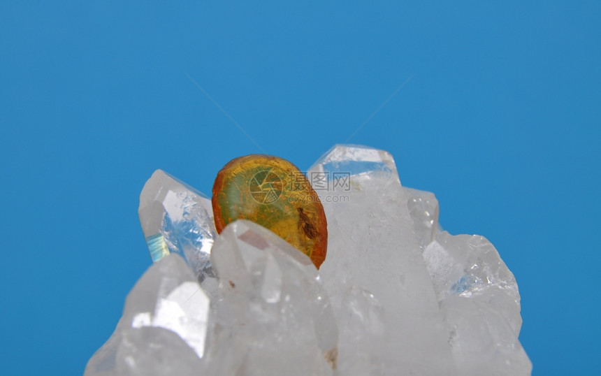 岩石结晶上的琥珀图片
