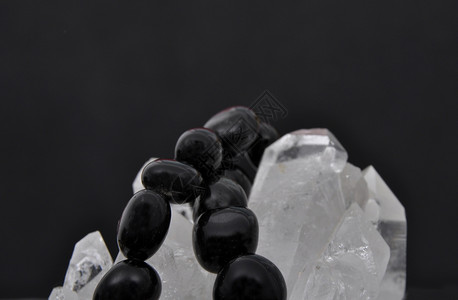岩石晶体上的奥比西亚图片