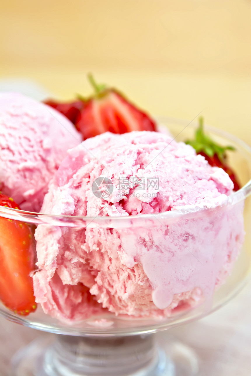 草莓冰淇淋放在玻璃碗里草莓贴在餐巾纸上放在木板图片