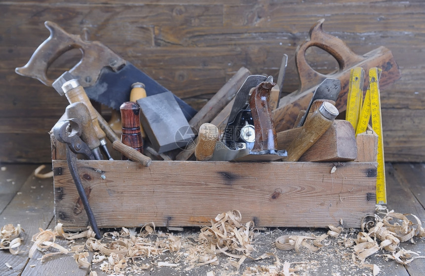 木工中作台的旧具箱图片