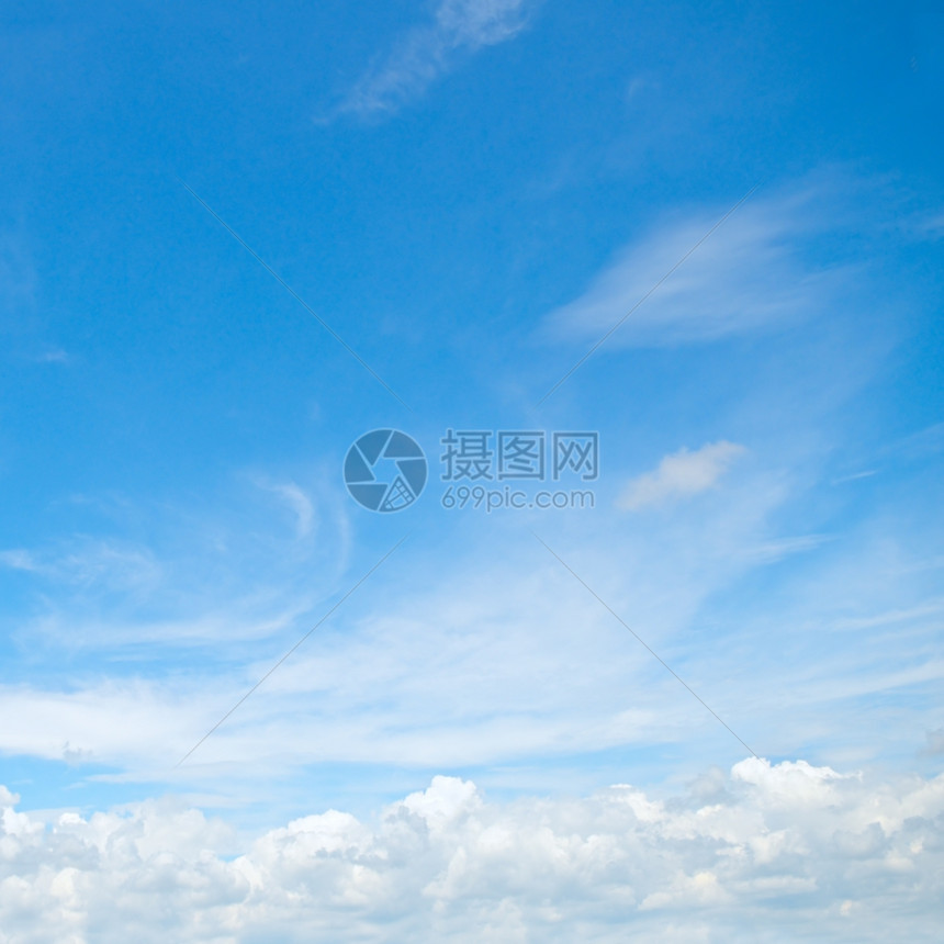 蓝色天空中的羽云图片