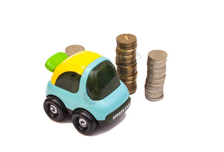 玩具车在很多硬币上被白纸隔离节省高清图片素材