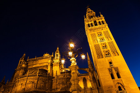 夜深时在西班牙塞维尔的吉拉达钟楼图片
