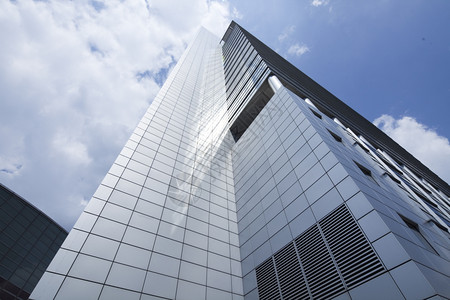 现代玻璃幕墙大楼高耸云霄图片