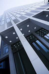 现代玻璃幕墙大楼高耸云霄图片
