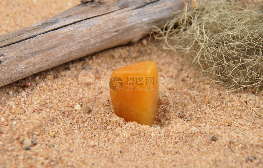 沙滩上的橙色钙石图片
