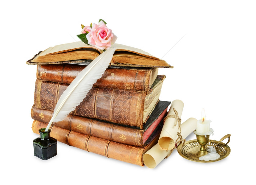 旧书蜡烛台烧墨盒中白色羽毛玫瑰花和印有邮票的滚动在白色背景上孤立图片