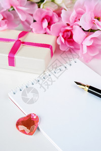 带着礼物盒笔纸旧粉红花和玻璃心的浪漫生活图片