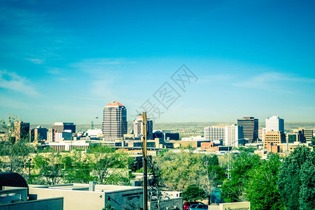 市中心新墨西哥的天空线高清图片
