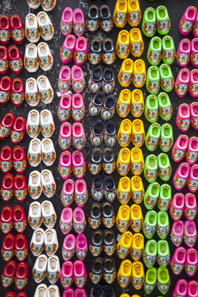 在Amsterda纪念品店出售多种颜色的木制鞋图片