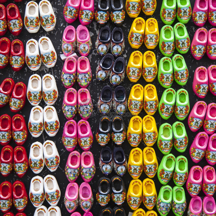 在Amsterda纪念品店出售多种颜色的小型木制鞋图片
