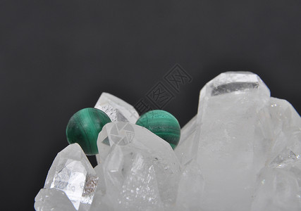 岩石晶体上的麦酸盐图片