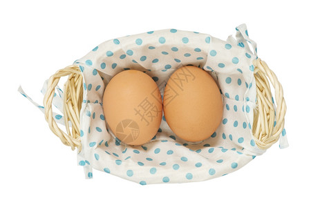 两个新鲜的鸡蛋放在一个柳条篮子里俯视图背景图片